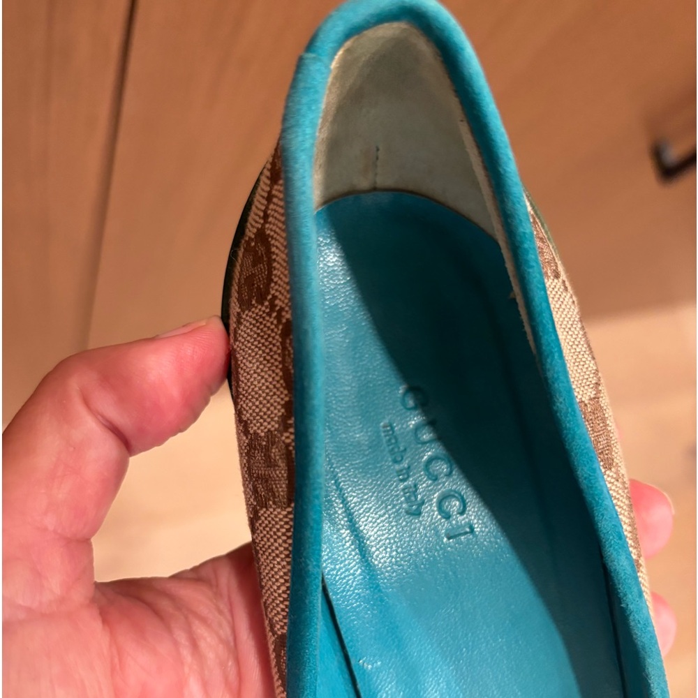 Vintage Gucci Turquise and Classic Pumps